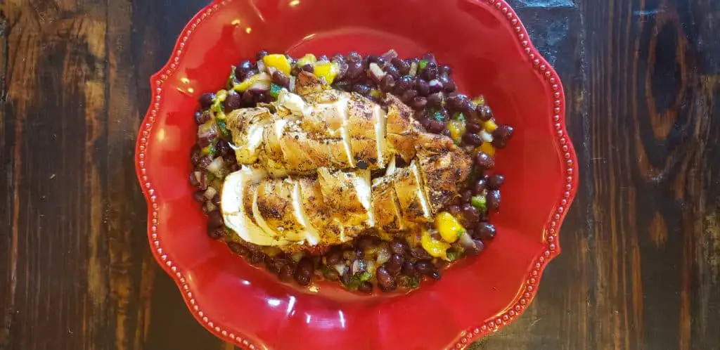 Grilled Chicken with Black Bean and Mango Salsa THM E